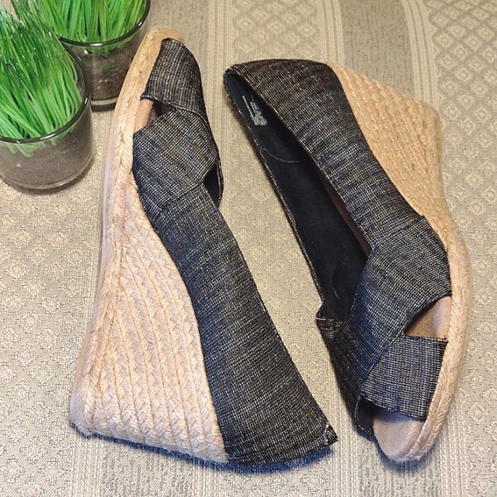 White Mountain Peep Toe Wedge - Picture 3 of 13